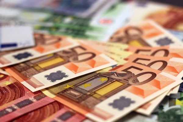 Chuẩn bị tiền Euro. Image Credit: Pixabay